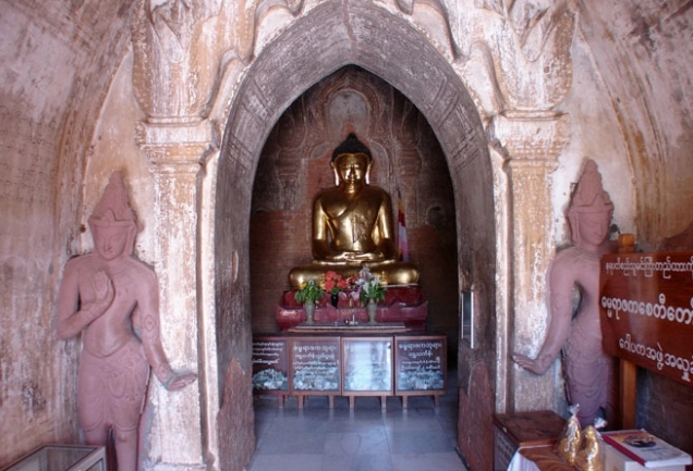 Ánh hoàng hôn buông xuống làm nổi bật sắc vàng lấp lánh của đỉnh bảo tháp linh thiêng