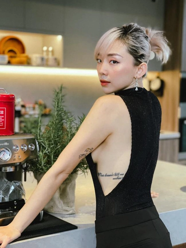 Ánh mắt dịu dàng của người đẹp tạp dề đốn gục người xem