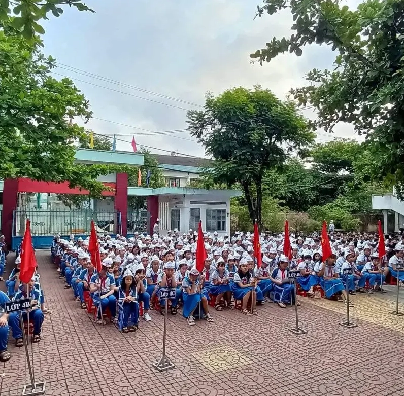 Ánh mắt hút hồn của bạn gái đeo kính mang đậm vẻ tri thức học đường