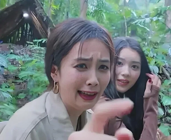 ảnh meme cô gái sợ hãi bụm miệng