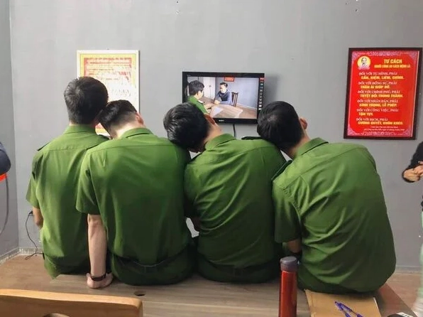 ảnh meme công an đang nhìn chằm chằm đầy phán xét