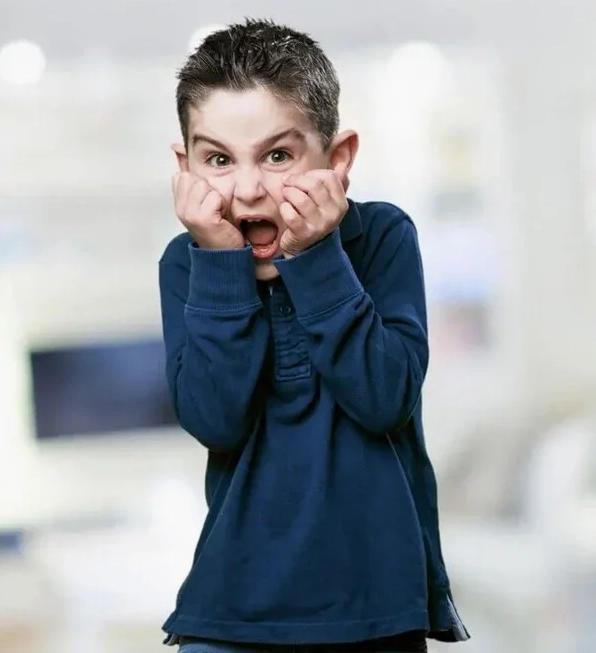 ảnh meme sợ quá chạy hoy té khói