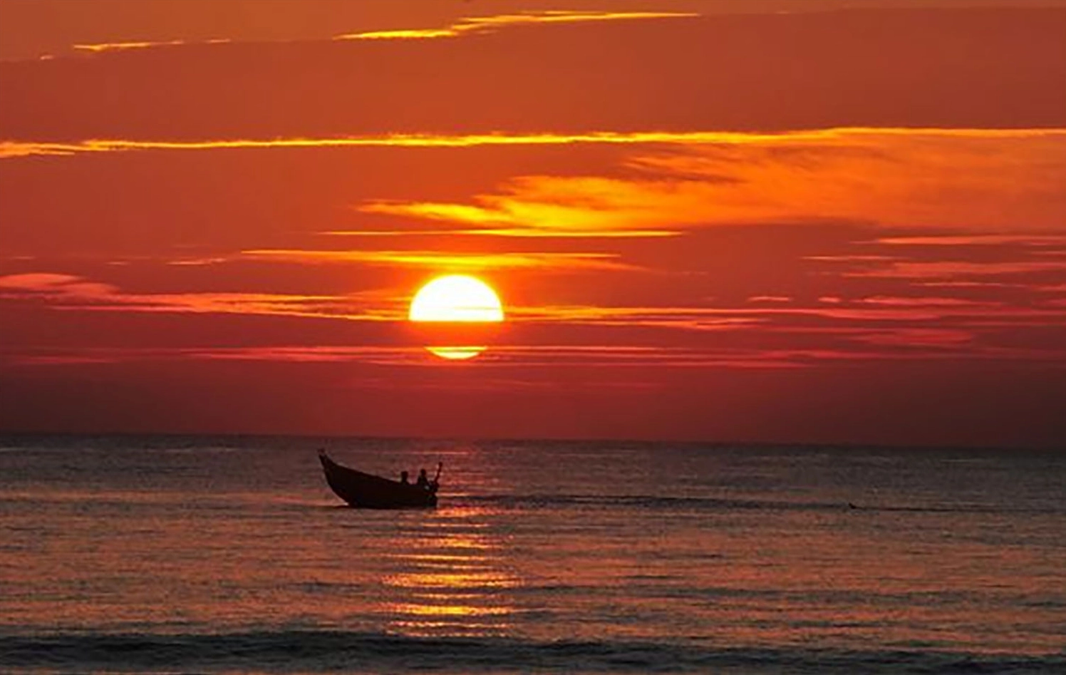 Ảnh nền bầu trời bình minh ngoài biển sắc nét