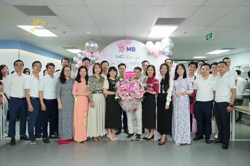 Ảnh nền đen trắng nghệ thuật ghi lại khoảnh khắc sự kiện chân thực sắc nét