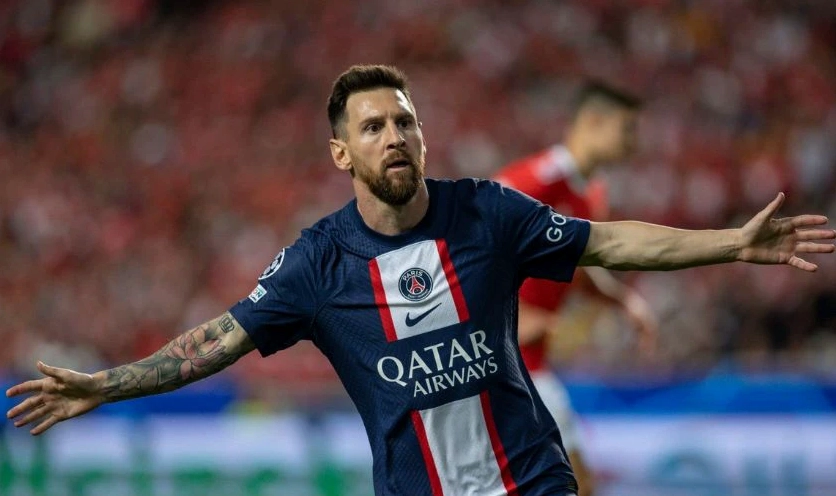 Ảnh nền Lionel Messi đang dẫn bóng cực ngầu trên sân cỏ xanh mướt