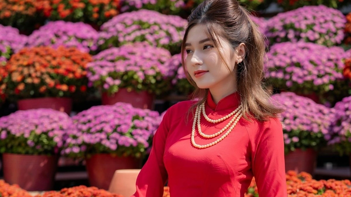 Ảnh nền máy tính cô gái xinh xắn với phông nền phẳng giúp các icon hiển thị rõ ràng