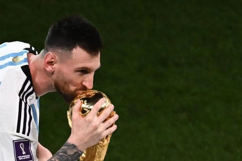 Ảnh nền Messi hôn lên chiếc cúp Vàng World Cup 2022 chất lượng cao