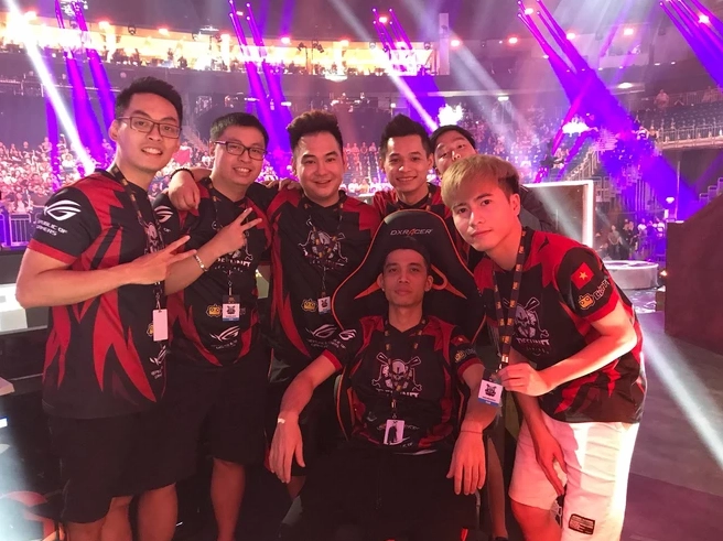 Ảnh nền Refund Gaming tụ tập vui vẻ mang lại nguồn năng lượng tích cực dồi dào