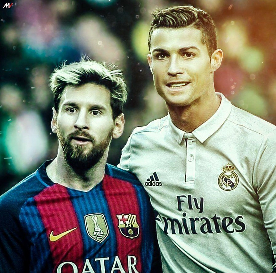 Ảnh nền ronaldo và messi đứng cạnh nhau trên sân cỏ vô cùng uy dũng