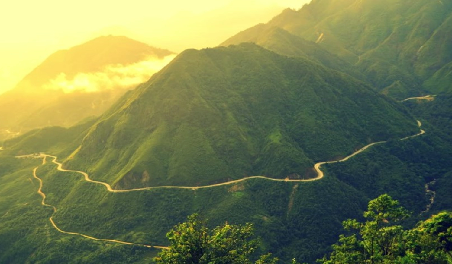 Ảnh nền thiên nhiên ngọn núi đá khổng lồ mang vẻ đẹp độc đáo