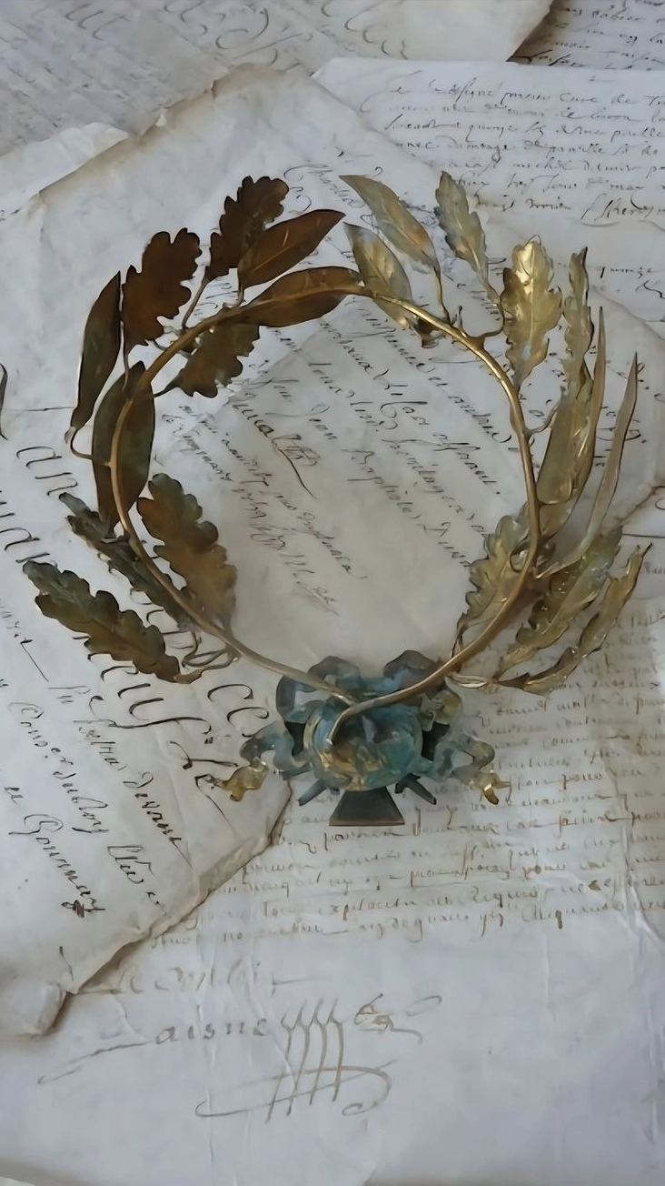 Ảnh nền vòng nguyệt quế trên nền tối huyền bí