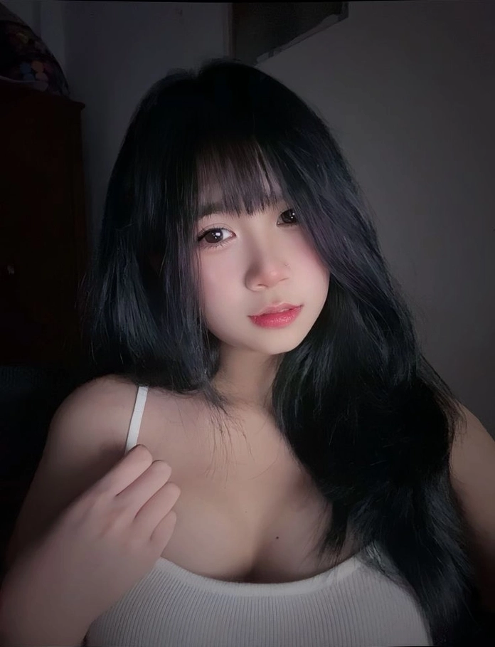 Ảnh thiếu nữ xinh đẹp tự sướng với biểu cảm nhẹ nhàng tự nhiên