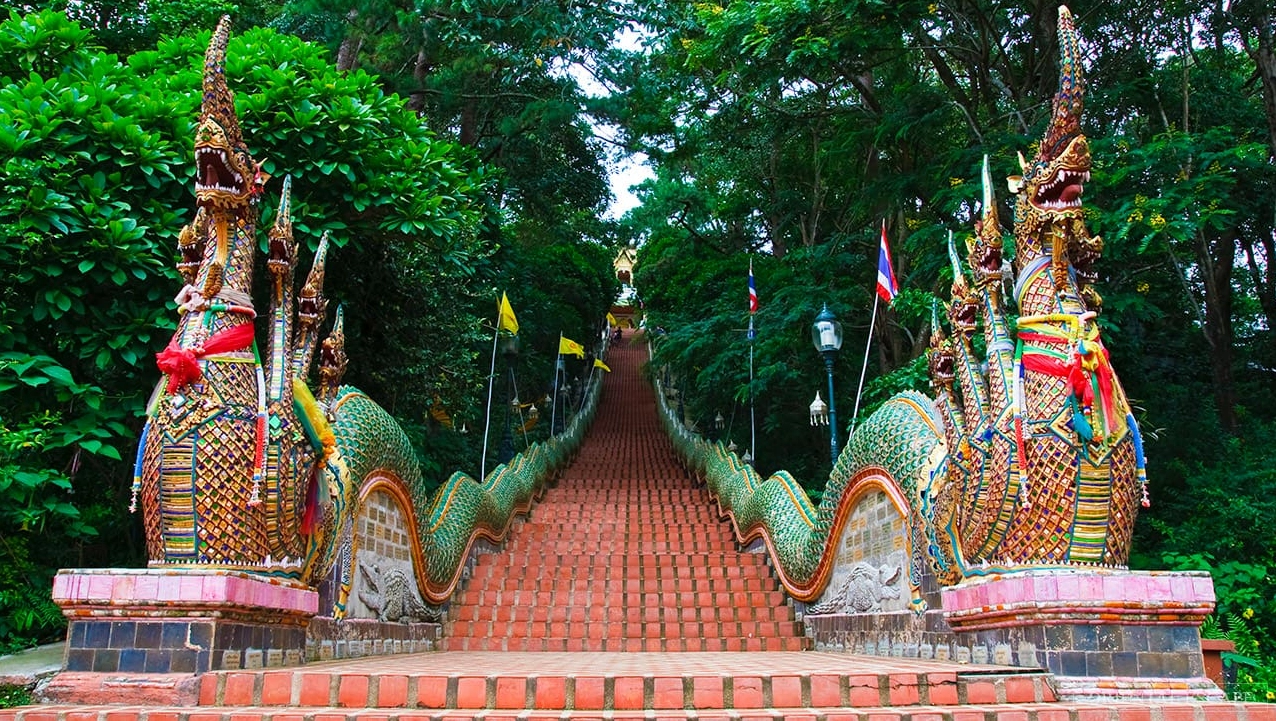 Bậc thang Naga dẫn lên chánh điện của Wat Phra That Doi Suthep