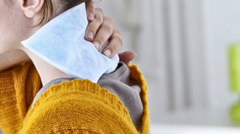 Bạn có thể chườm lạnh lên vết hickey để giảm bầm