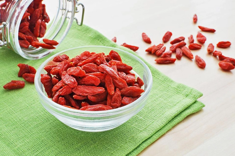 Bạn nên uống kỷ tử vào buổ sáng hoặc chiều để cơ thể hấp thụ tốt hơn