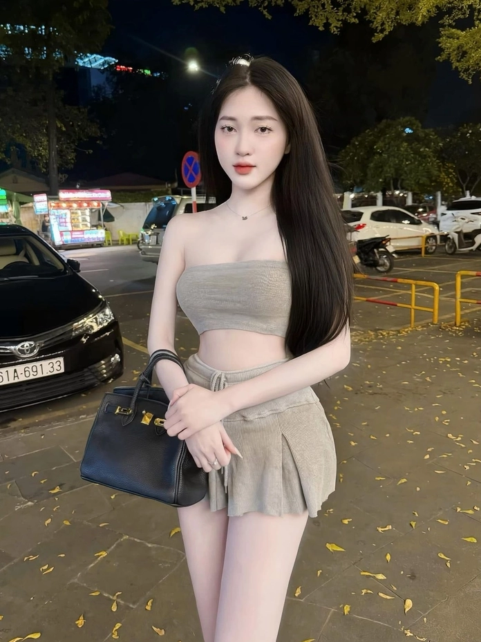 Bạn nữ khoe gu thời trang tinh tế khi kết hợp váy ngắn với áo kiểu cách