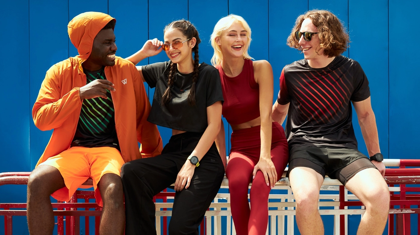 Bạn nữ xinh xắn mặc áo croptop tự tin khoe cá tính