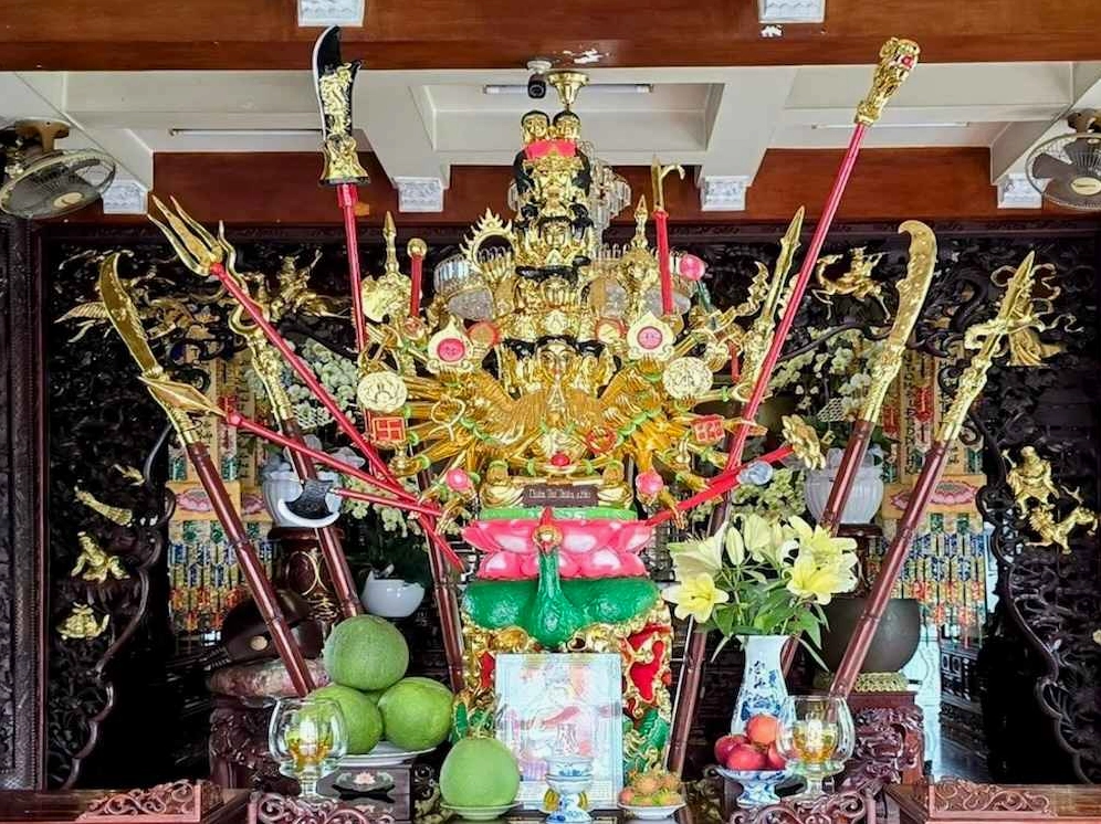 Bàn thờ Phật được bố trí trang nghiêm mang giá trị văn hoá và tâm linh sâu sắc