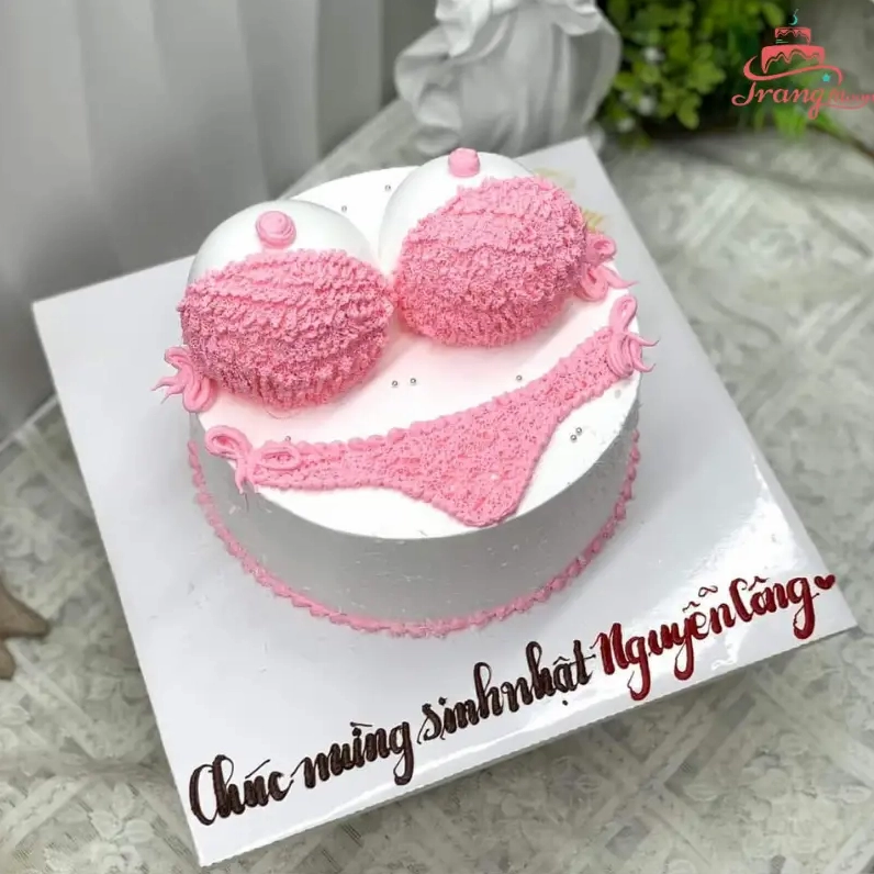 Bánh kem sinh nhật hình cô gái mặc đồ bơi chấm bi lầy lội độc đáo