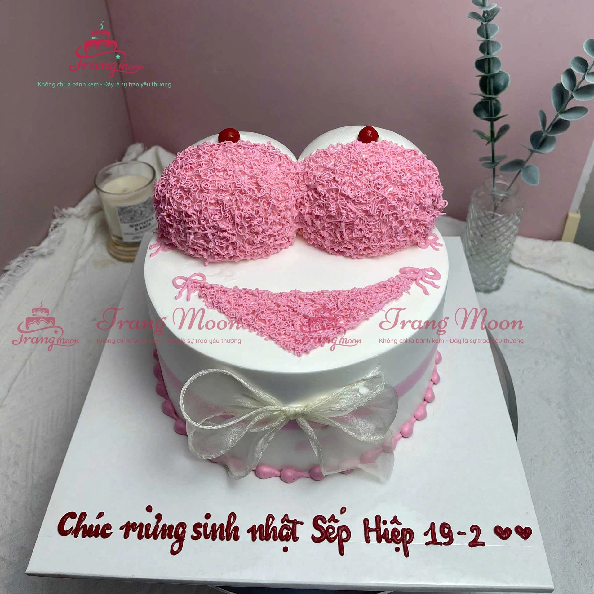 Bánh kem sinh nhật tạo hình vòng 3 mặc bikini đen lọt khe siêu bựa