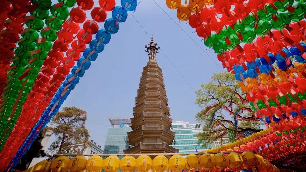 Bảo Tháp Xá Lợi bằng đá uy nghiêm nằm trong khuôn viên chùa Jogyesa