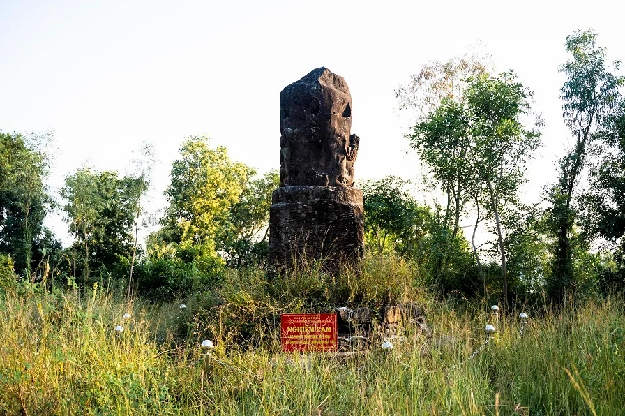 Bảo vật quốc gia Cột đá chạm rồng thời Lý uy nghi giữa đất trời