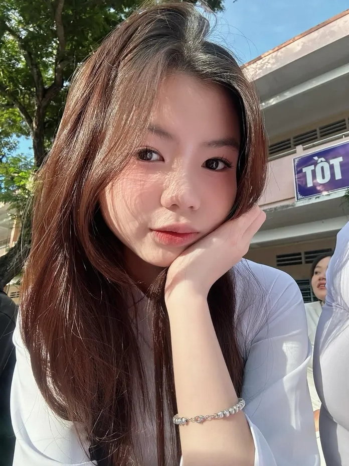 Bé gái hồn nhiên xinh xắn với nụ cười tỏa nắng