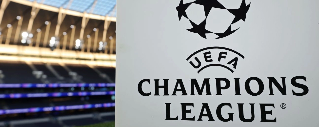 Biển báo tại sân vận động trong trận đấu thuộc khuôn khổ vòng 16 đội UEFA Champions League