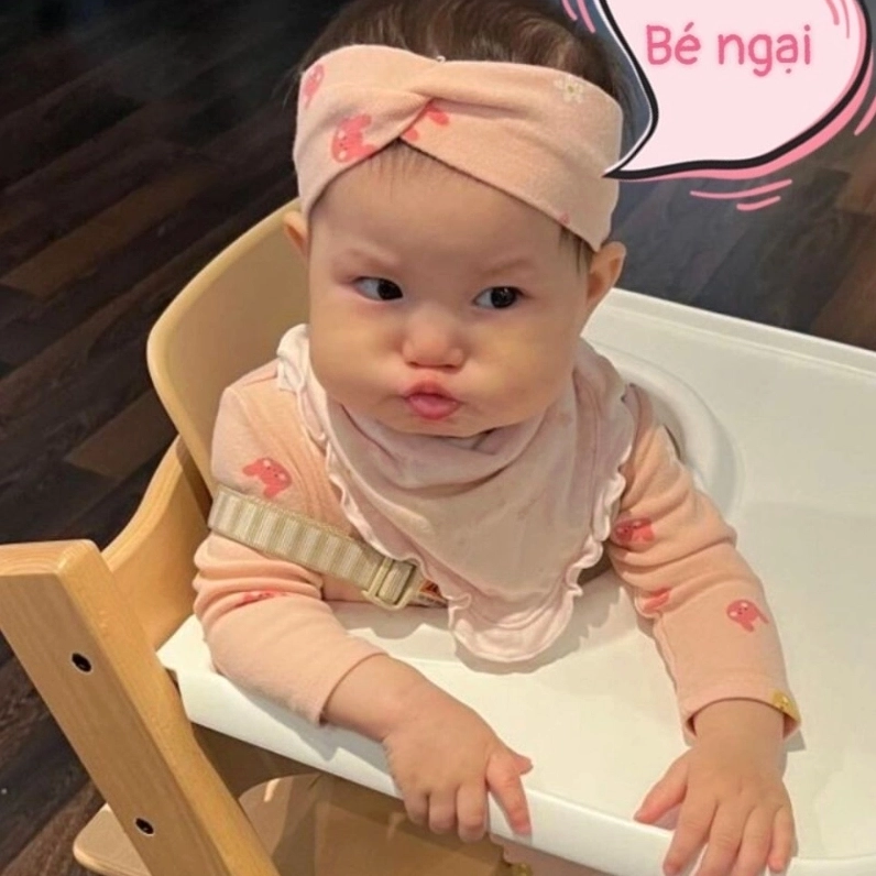 Biểu cảm dễ thương như meme em bé ngại ngùng