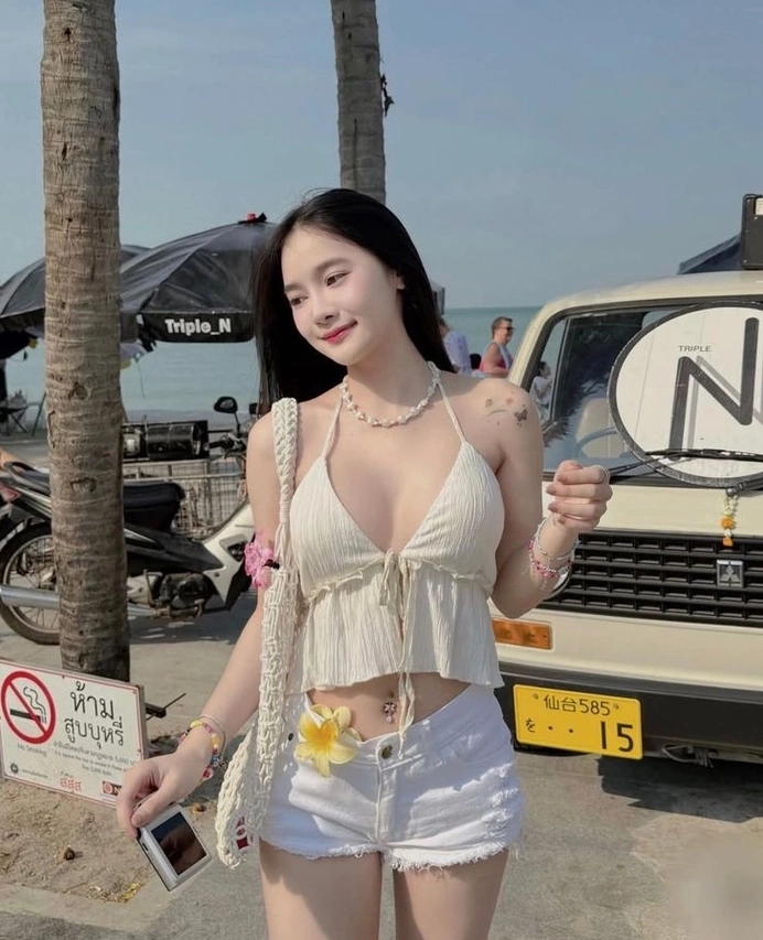 Biểu cảm hài hước của cô gái mặc chiếc quần short trong khoảnh khắc đời thường giản dị