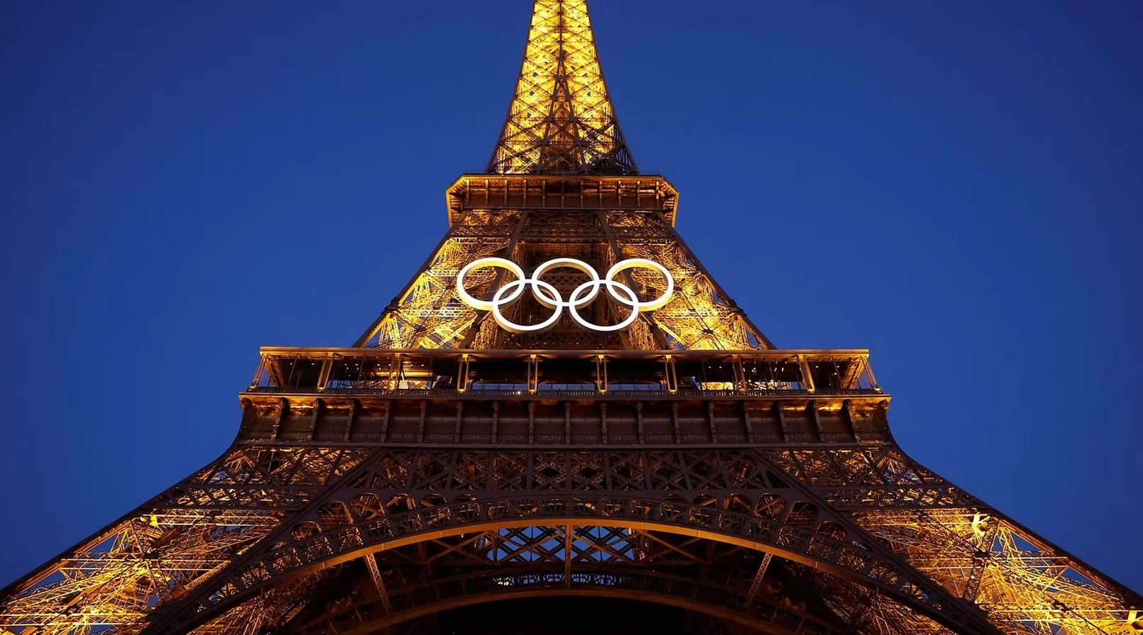 Biểu tượng Olympic lồng ghép tháp Eiffel tại Paris