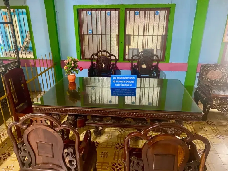 Bộ bàn dài bằng gỗ quý chạm khắc tinh xảo từng thuộc sở hữu của gia đình công tử Bạc Liêu