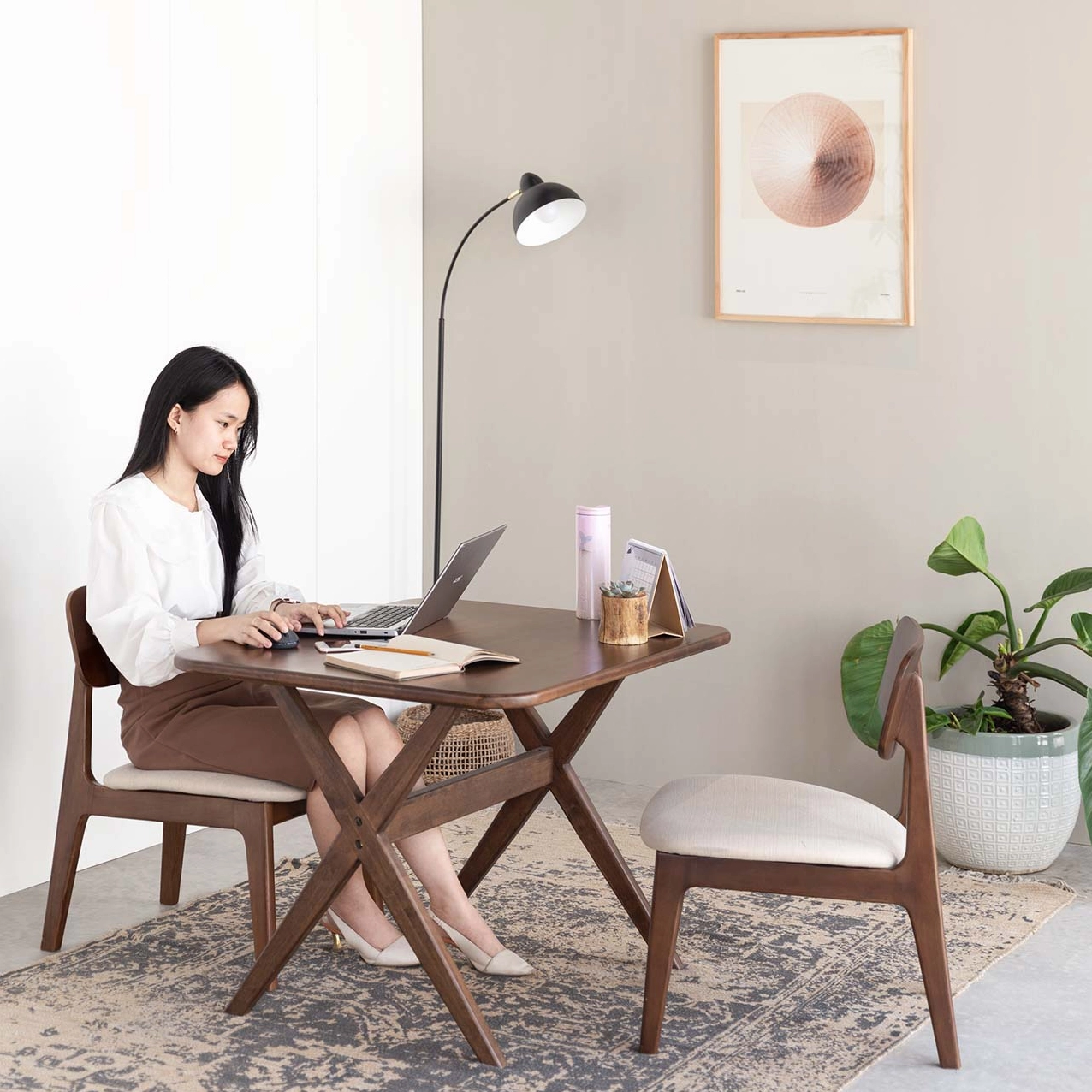 Bộ bàn ghế ăn bằng gỗ tự nhiên dành cho không gian phòng bếp