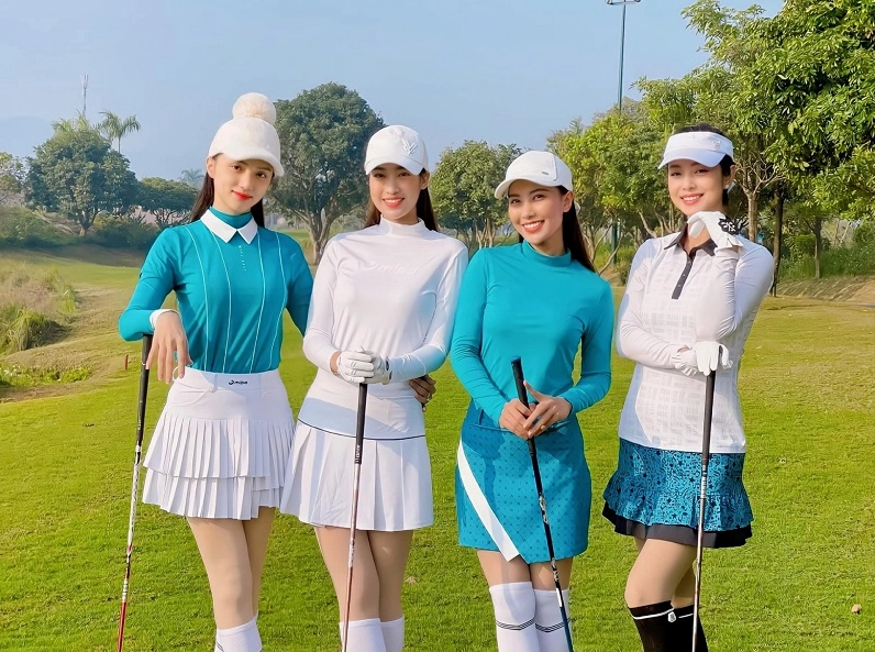 Bóng hồng sân golf thu hút mọi ánh nhìn với cú đánh điêu luyện trong bộ đồ váy xếp ly