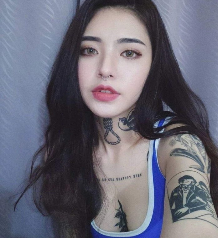 Bóng hồng xăm kín lưng khoe vẻ đẹp gợi cảm và đậm chất cá tính