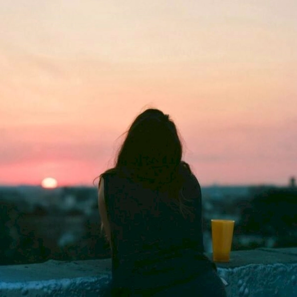 Bóng lưng cô gái tóc dài toát lên vẻ cô đơn và trống trải