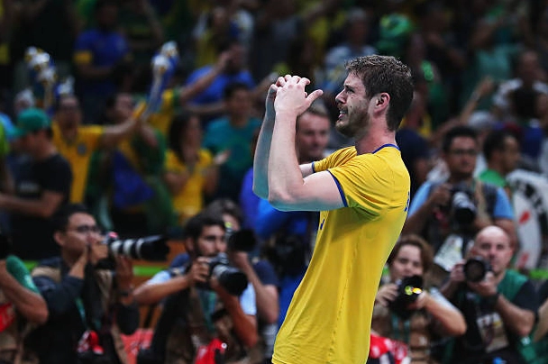 Bruno Rezende ăn mừng chiến thắng bùng nổ cùng đội tuyển Brazil trong trận chung kết