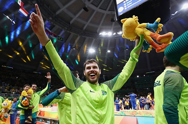 Bruno Rezende rạng rỡ với chiếc huy chương vàng trên bục vinh quang sau trận chung kết lịch sử