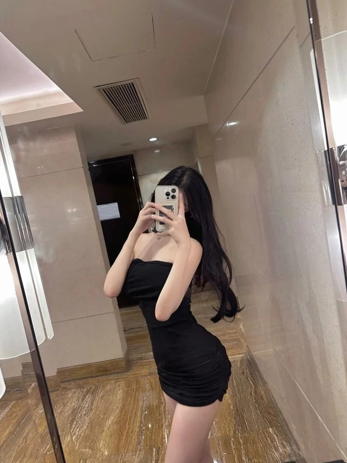 Bức ảnh chụp dáng vóc thon gọn của cô gái trẻ diện váy ngắn ôm sát