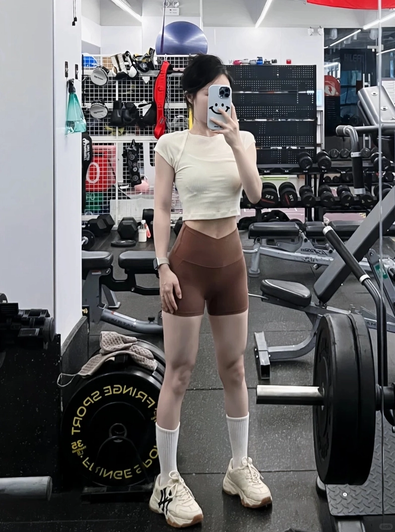 Bức ảnh chụp lén cô gái tập gym có body săn chắc vạn người mê