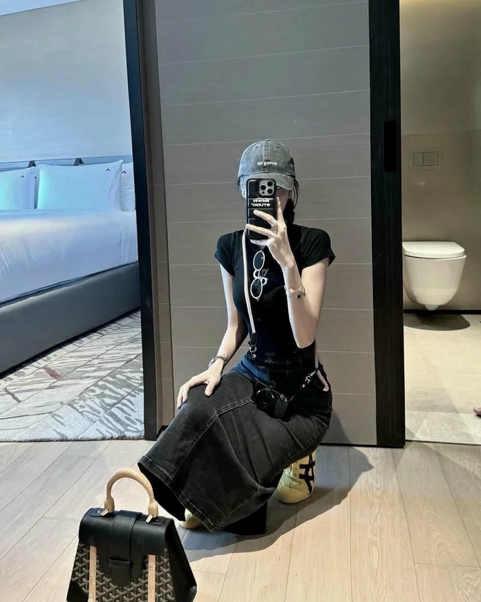 Bức ảnh chụp lén khoảnh khắc đời thường vô cùng đáng yêu của cô nàng đang giấu mặt
