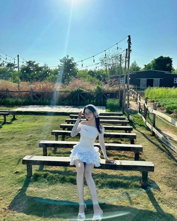 Bức ảnh chụp một cô nàng gái xinh 2k5 với biểu cảm vô cùng cute đáng yêu