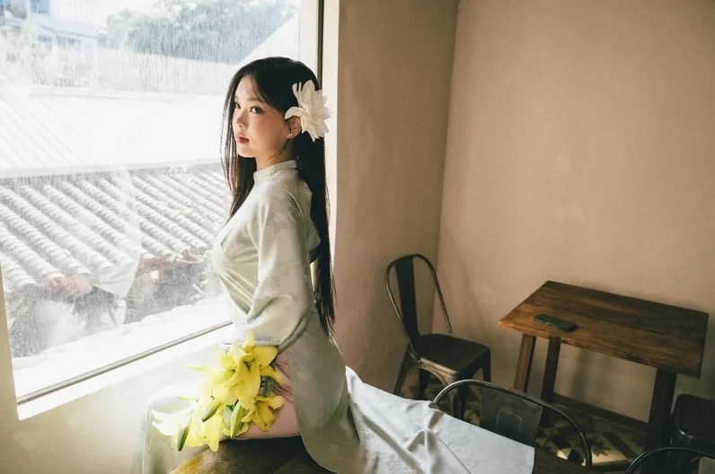 Bức ảnh chụp nghệ thuật tôn lên nét mỏng manh của người con gái trong tà áo dài