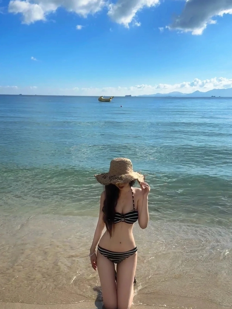 Bức ảnh cô nàng tóc ngắn mặc bikini thể hiện phong cách năng động vui tươi
