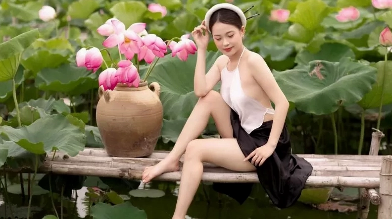 Bức ảnh mộng mơ khoe nhan sắc rạng rỡ của thiếu nữ bên hồ sen bát ngát năm 2026
