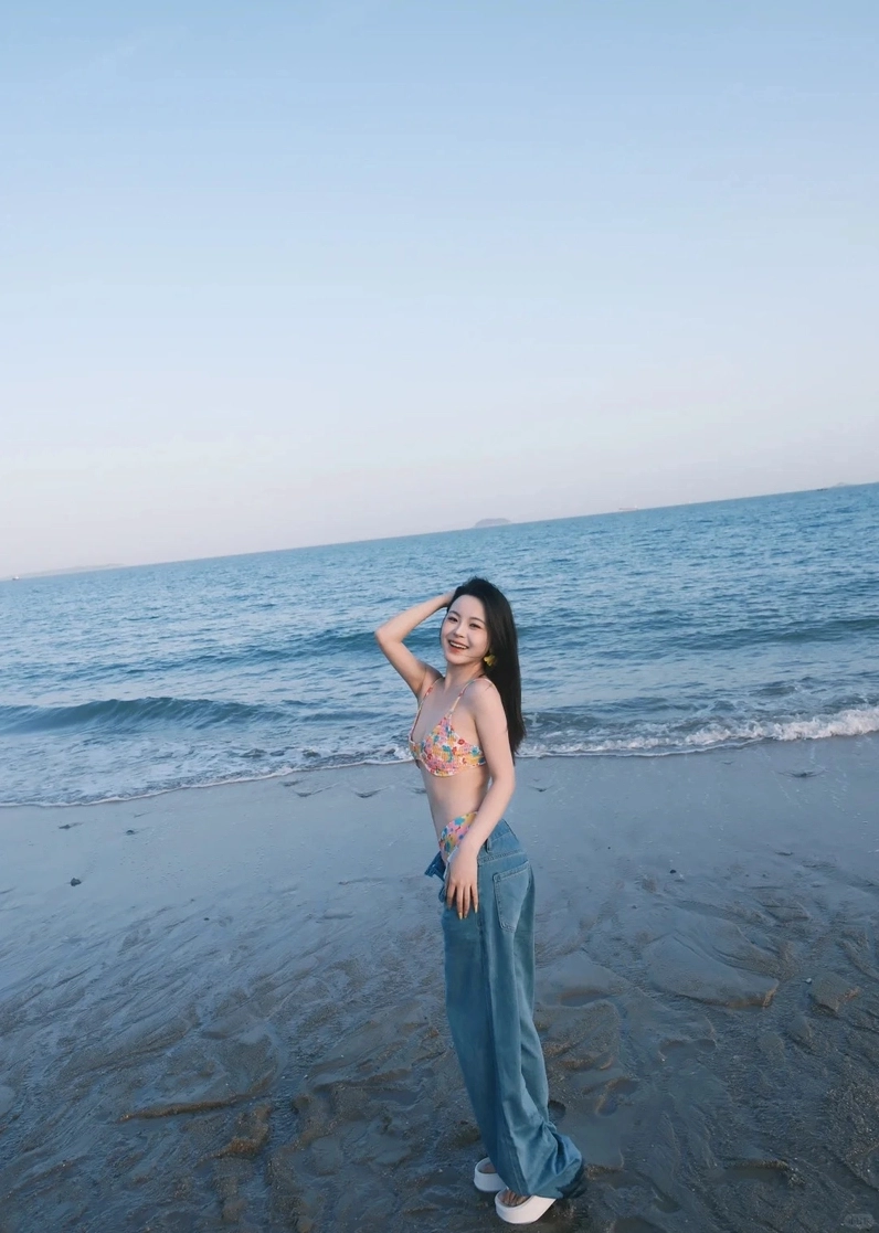 Bức ảnh nghệ thuật chụp cô gái xinh xắn mặc bikini tạo dáng hờ hững bên hồ bơi