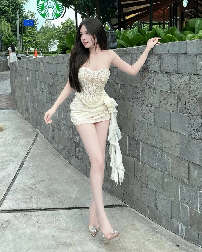 Bức ảnh nghệ thuật với bố cục ánh sáng làm nổi bật vóc dáng cô gái mặc váy ngắn