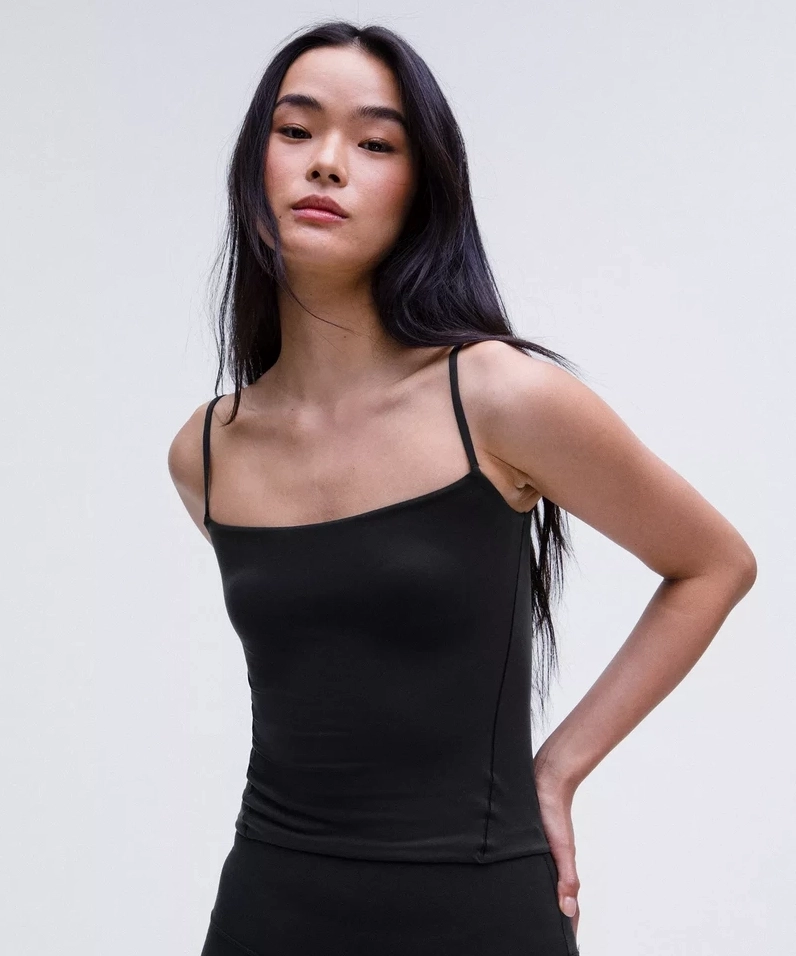 Bức ảnh ngoài trời bắt trọn nụ cười tươi tắn của thiếu nữ mặc áo hai dây trẻ trung