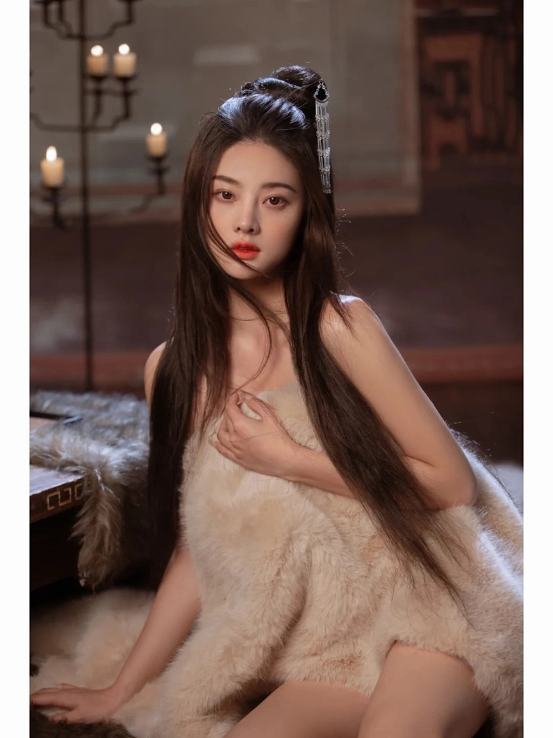 Bức ảnh quyến rũ của cô gái xinh xắn trong trang phục cổ đại