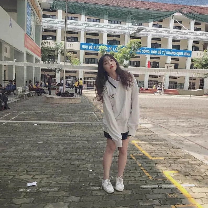 Bức ảnh selfie góc cận khoe trọn đường nét thanh tú của bạn nữ 2k8